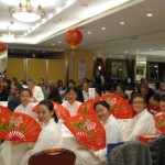Οι χορεύτριες της Πρεσβείας της Κίνας σε στιγμή ανάπαυσης
