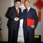 Ο Πρέσβης κ. Zou Xiaoli βραβεύει τον Πρόεδρό μας κ.Α.Ποταμιάνο
